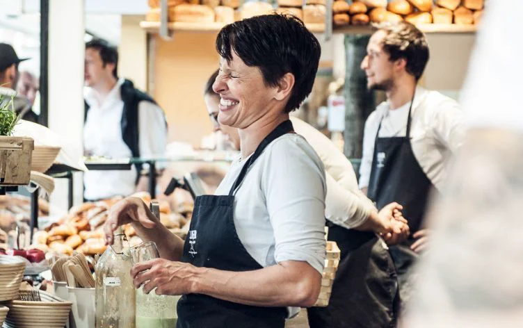 Leende restaurangpersonal bakom disken