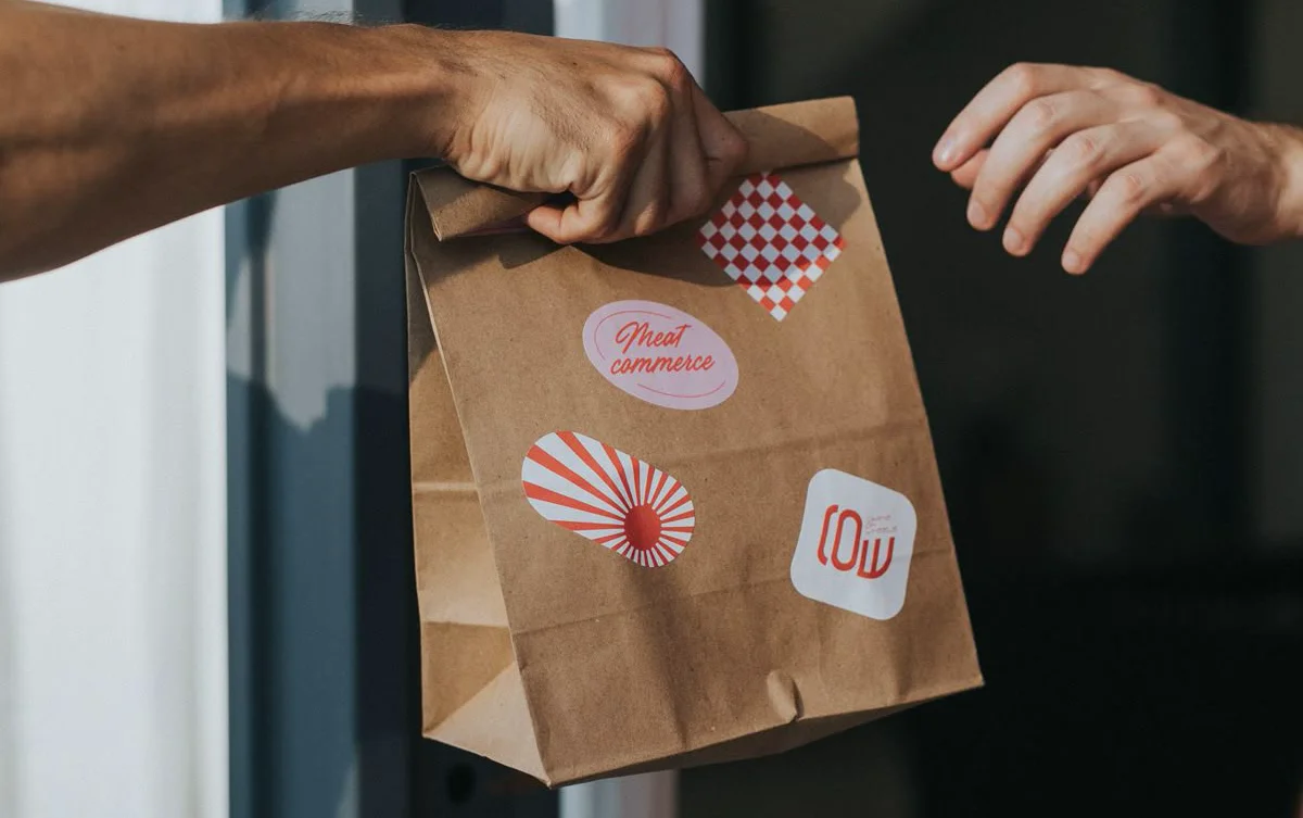 Takeawaypåse räcks över till kund